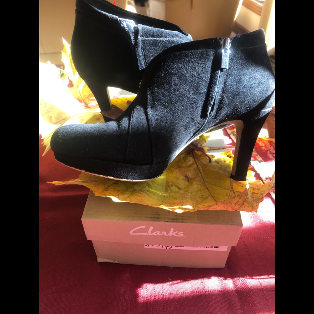Clark’s Artisan Black Suede Ankle Boots, 7M - Picture 4 of 5